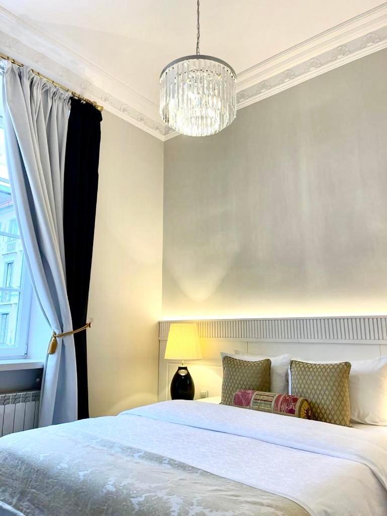 Luxury Suites & Apartments Mondrian Market Square II Warsaw Room photo